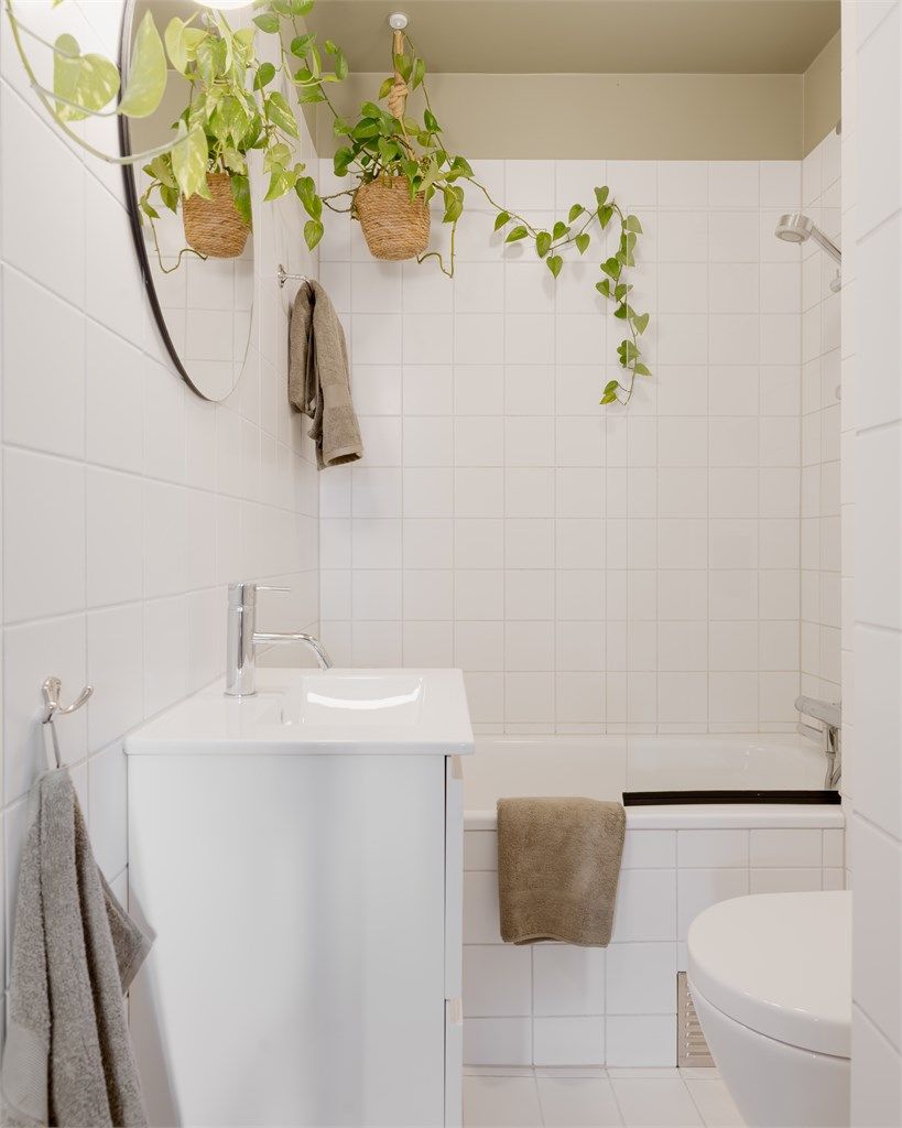 Badet ble oppgradert i 2019 og har flislagt gulv med varmekabler, vegghengt toalett og innebygget badekar.