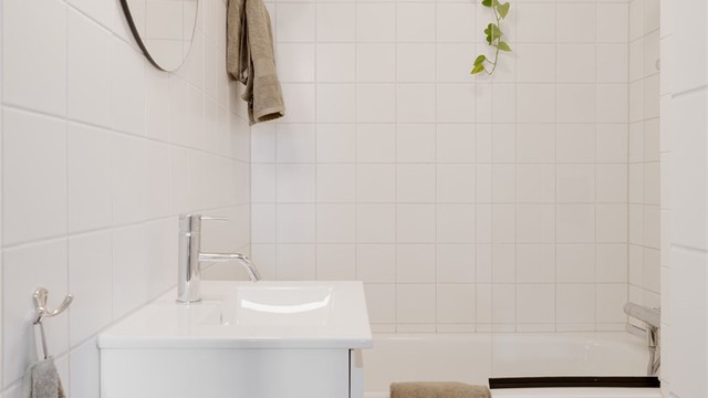 Badet ble oppgradert i 2019 og har flislagt gulv med varmekabler, vegghengt toalett og innebygget badekar.