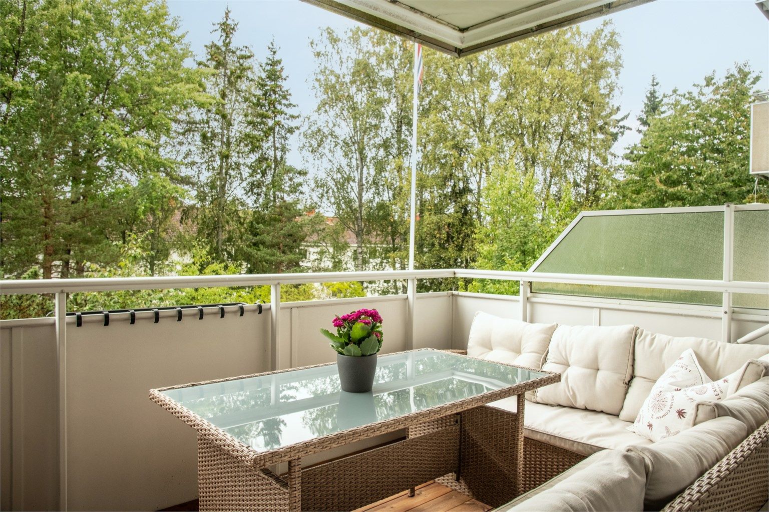 Velkommen til Gina Krogs vei 7A og denne svært romslige (BRA-i 59 kvm) 2-roms leiligheten med super beliggenhet på Karlsrud/Lambertseter - Presentert av Christoffer S. Akerjordet og Krogsveen Nordstrand.