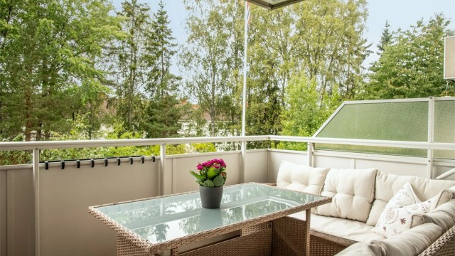 Velkommen til Gina Krogs vei 7A og denne svært romslige (BRA-i 59 kvm) 2-roms leiligheten med super beliggenhet på Karlsrud/Lambertseter - Presentert av Christoffer S. Akerjordet og Krogsveen Nordstrand.