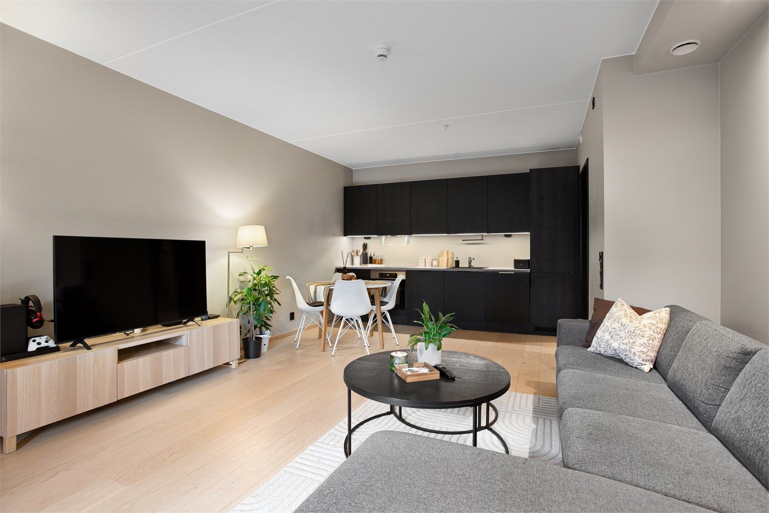 Stue og kjøkken med åpen løsning