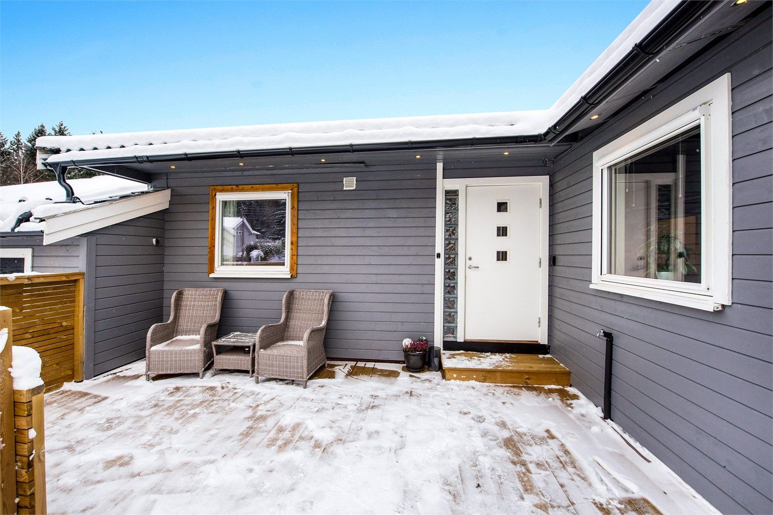 Inngangsparti/terrasse med sen kveldssol