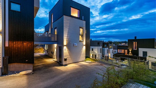 I carporten er det oppstillingsmulighet for opptil tre biler i lengderetningen.