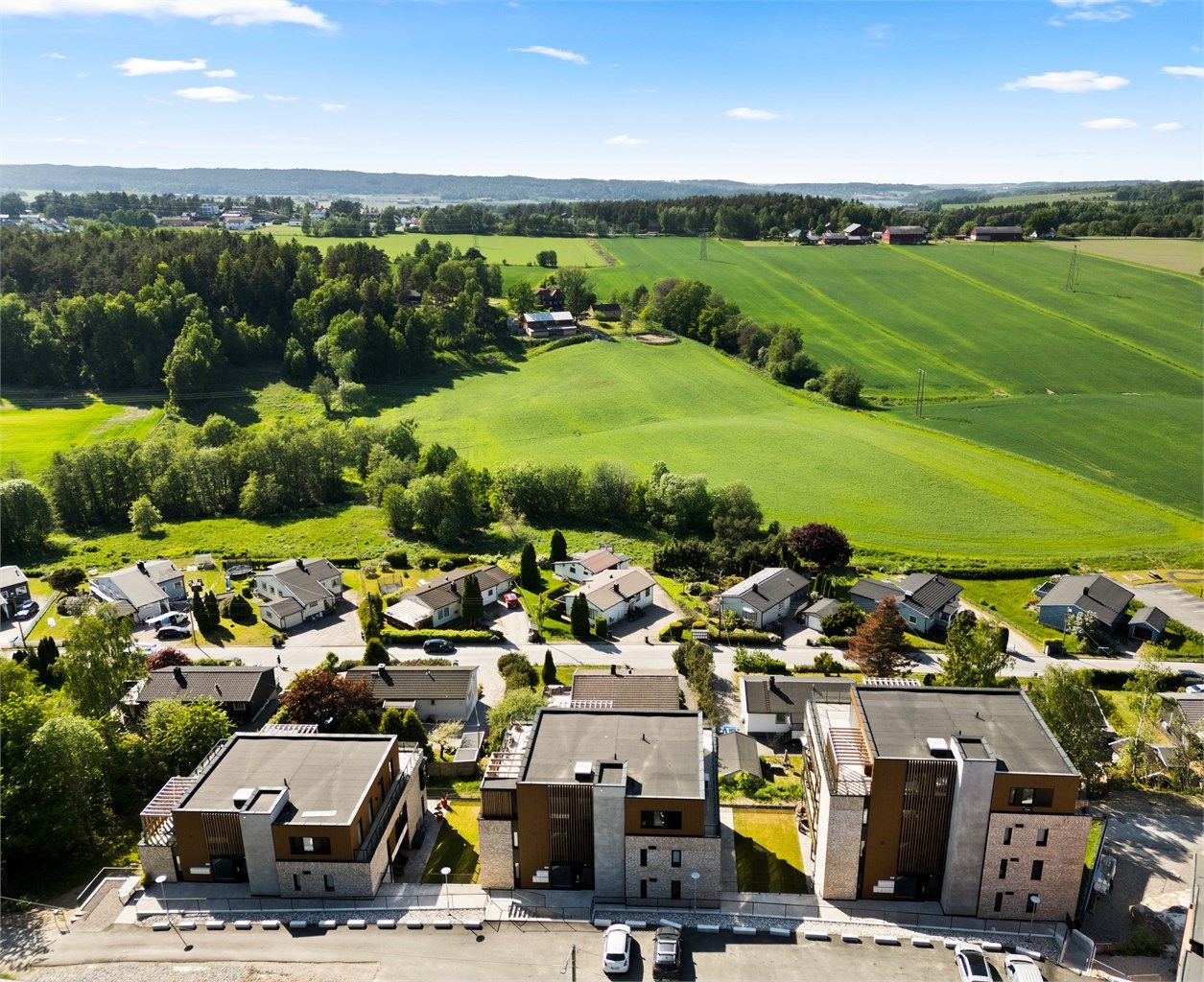 Fra leilighetene har man flott utsikt mot store landbruksområder.