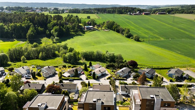 Fra leilighetene har man flott utsikt mot store landbruksområder.
