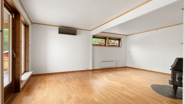 Det er både vedovn og varmepumpe i stuen i 1.etg