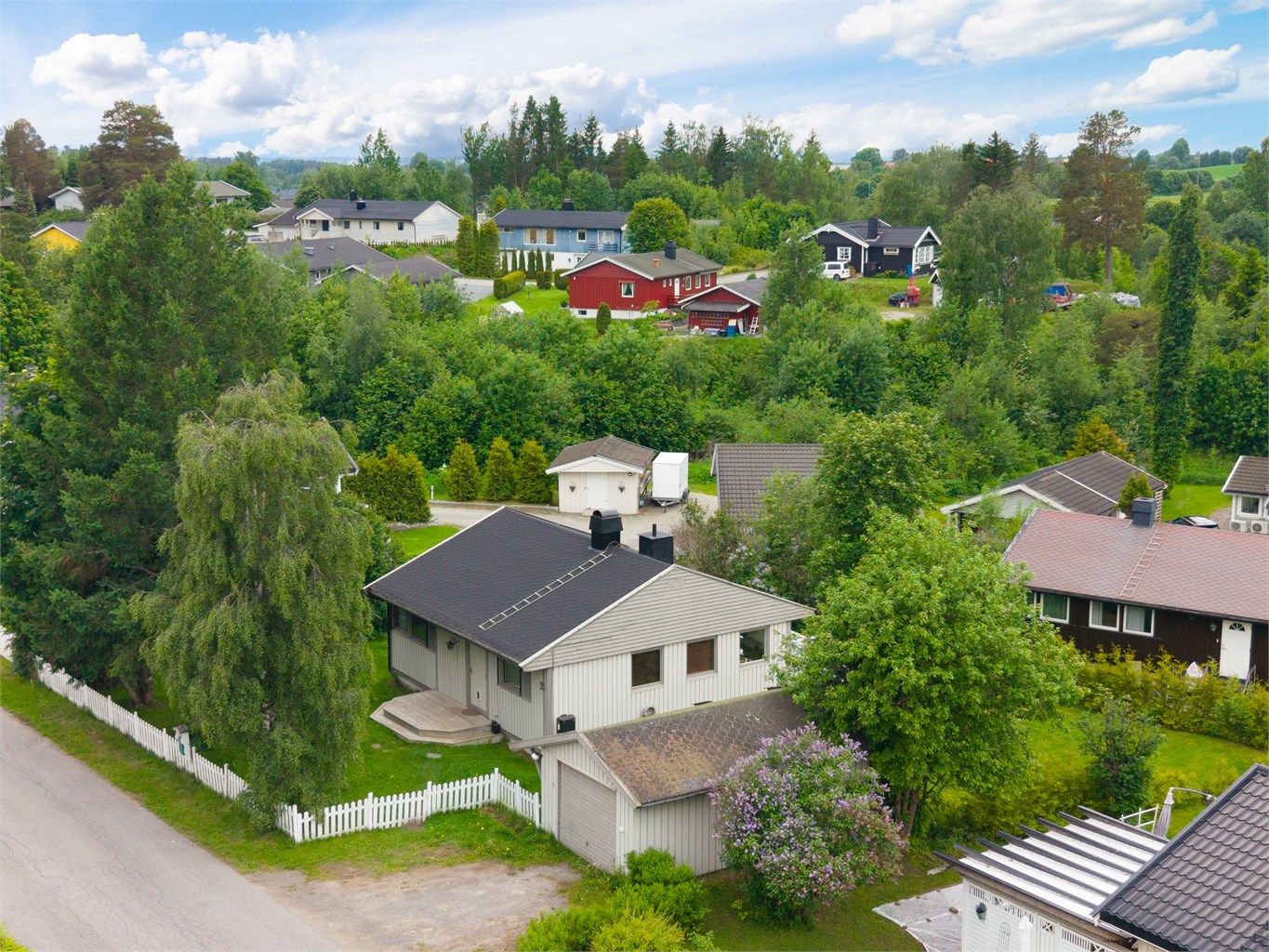 Fin og sentral beliggenhet med kort gangavstand til Løten sentrum.