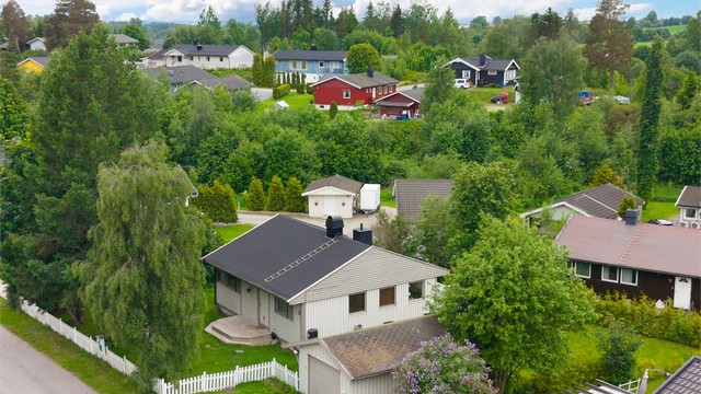 Fin og sentral beliggenhet med kort gangavstand til Løten sentrum.
