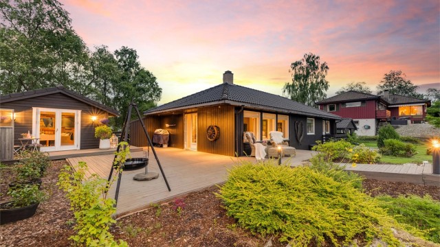 Hagen er meget pent opparbeidet med 110 kvm markterrasse, sjøutsikt og hagestue.