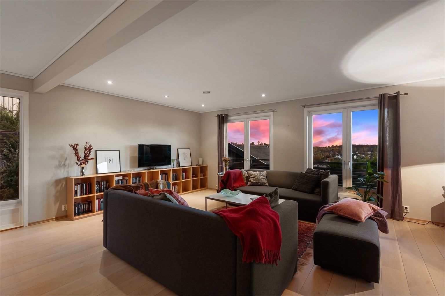 Hovedetasjen har en romslig stue med vindusflater på  3 sider 