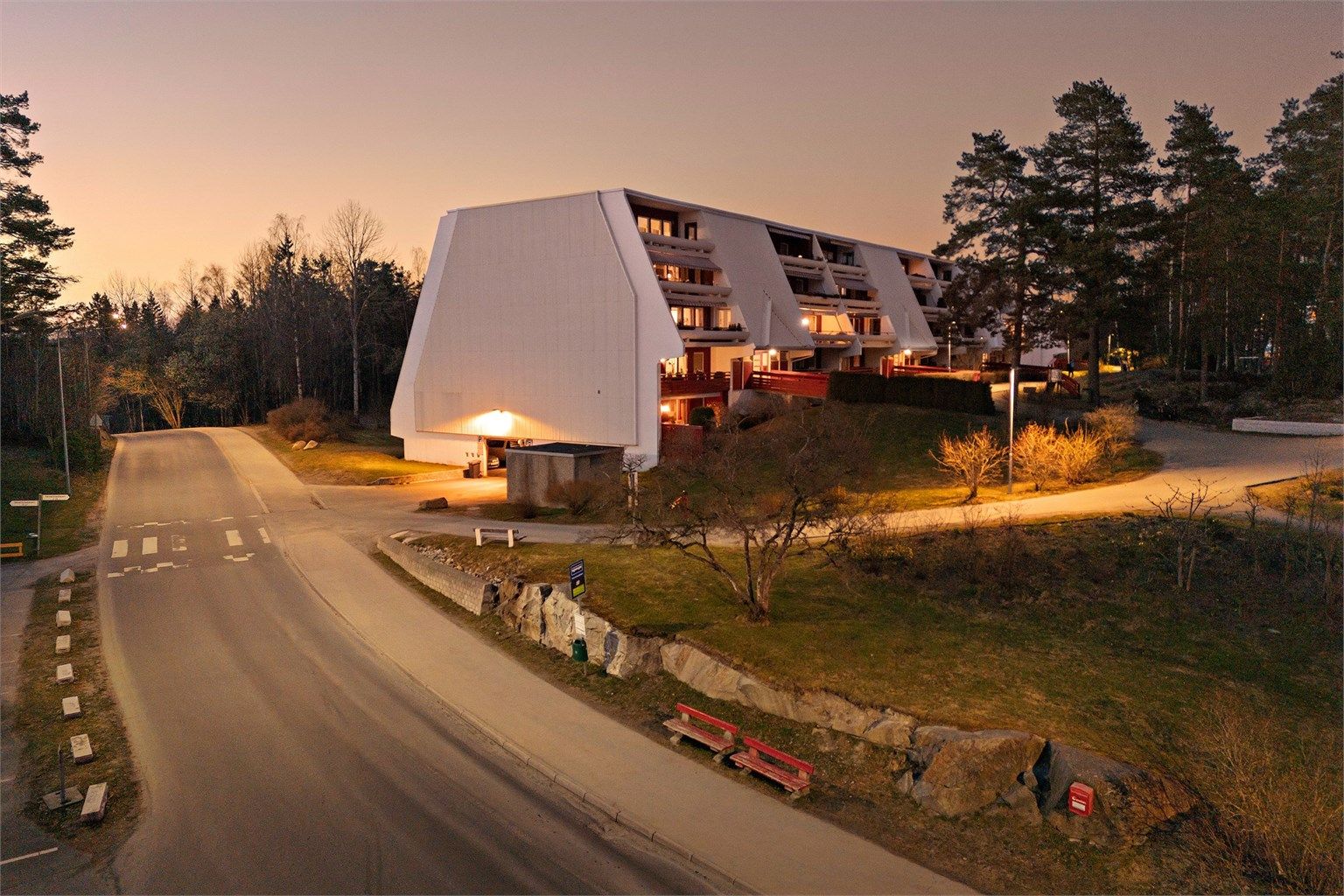 Bussholdeplassen ligger i umiddelbar nærhet til oppgangen.