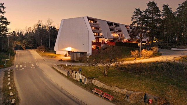 Bussholdeplassen ligger i umiddelbar nærhet til oppgangen.