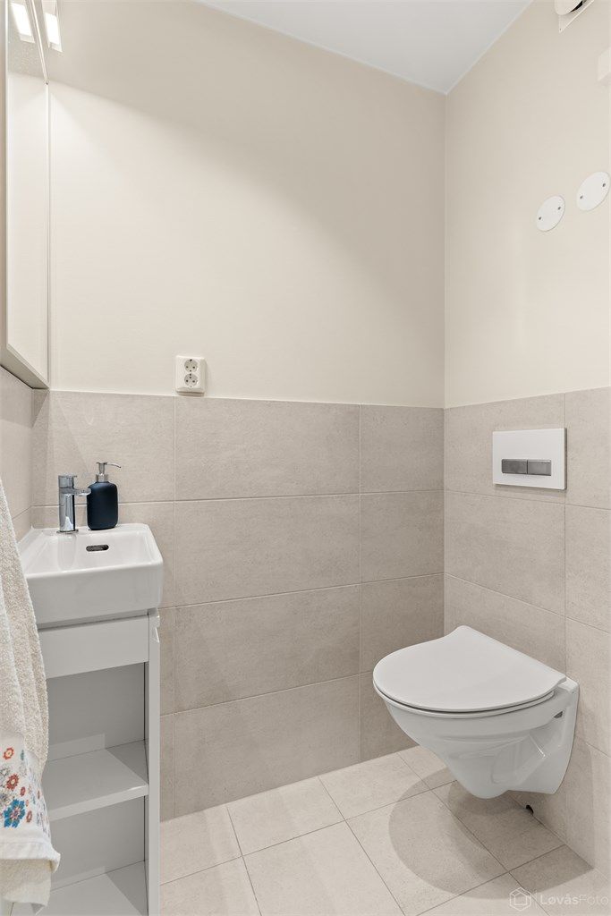 Praktisk, separat toalettrom, også oppgradert i 2019. 