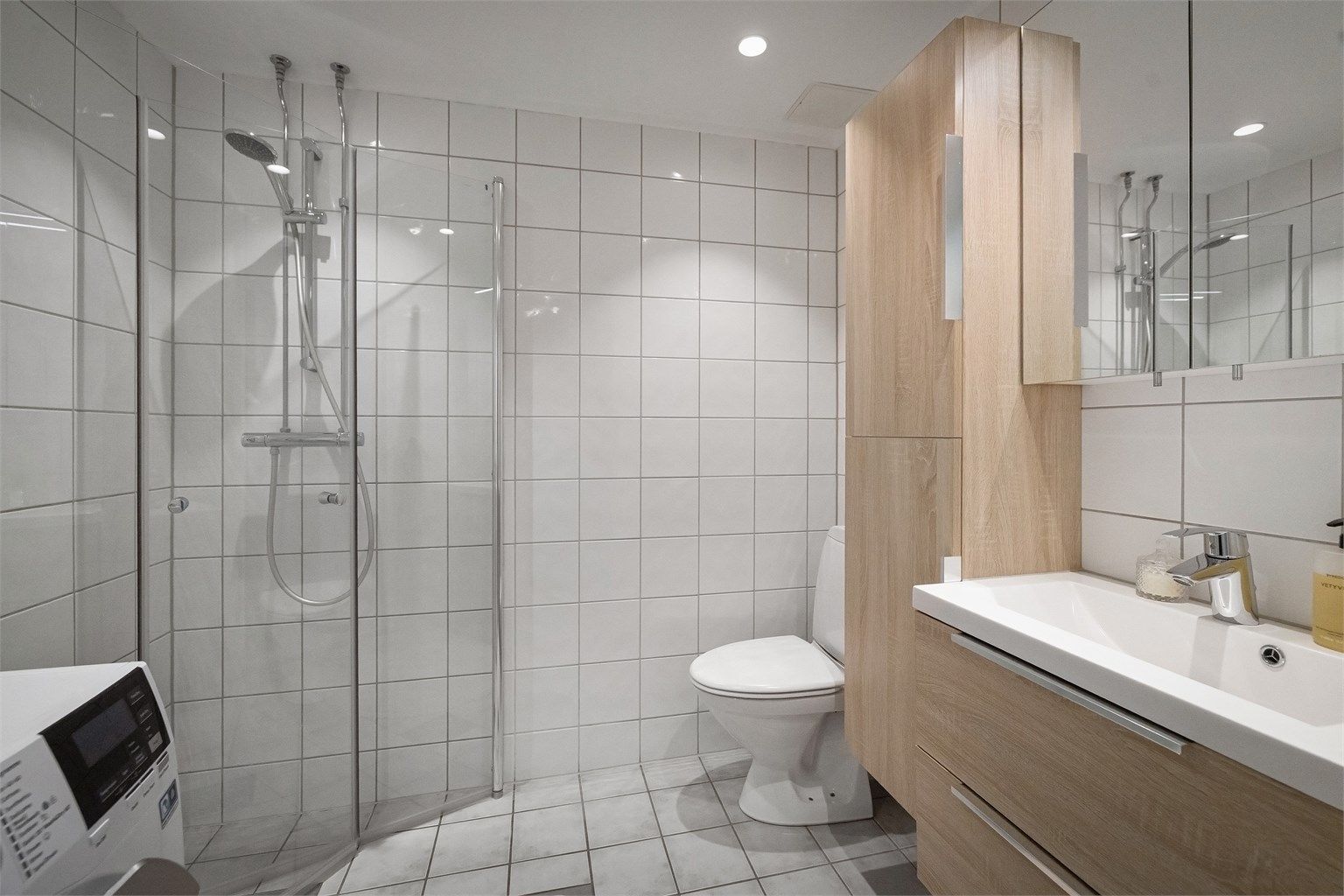Himling med malte plater, innfelt downlights. Vegger med fliser. Gulv med fliser, elektrisk gulvvarme.