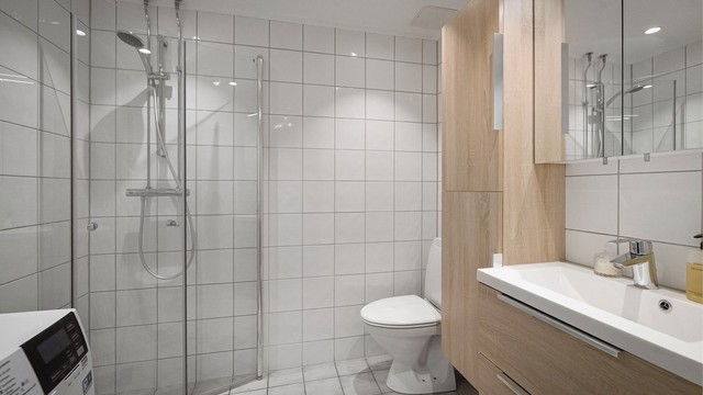 Himling med malte plater, innfelt downlights. Vegger med fliser. Gulv med fliser, elektrisk gulvvarme.