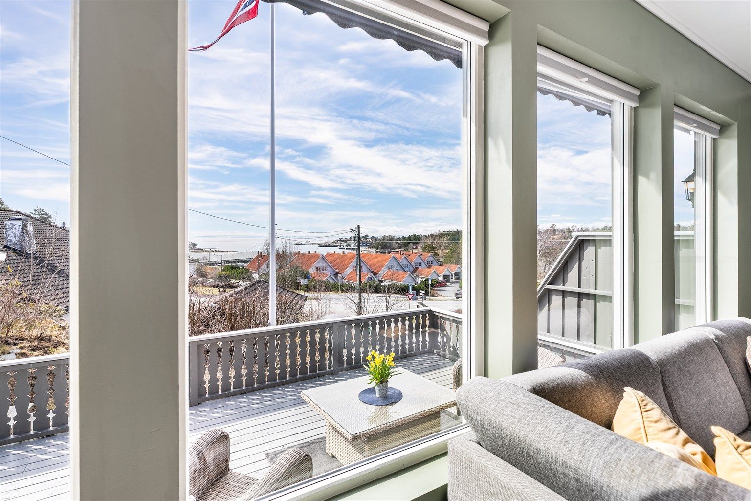 I stuen sees like flott sjøutsikt som på terrassen utenfor.