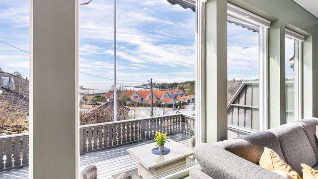 I stuen sees like flott sjøutsikt som på terrassen utenfor.