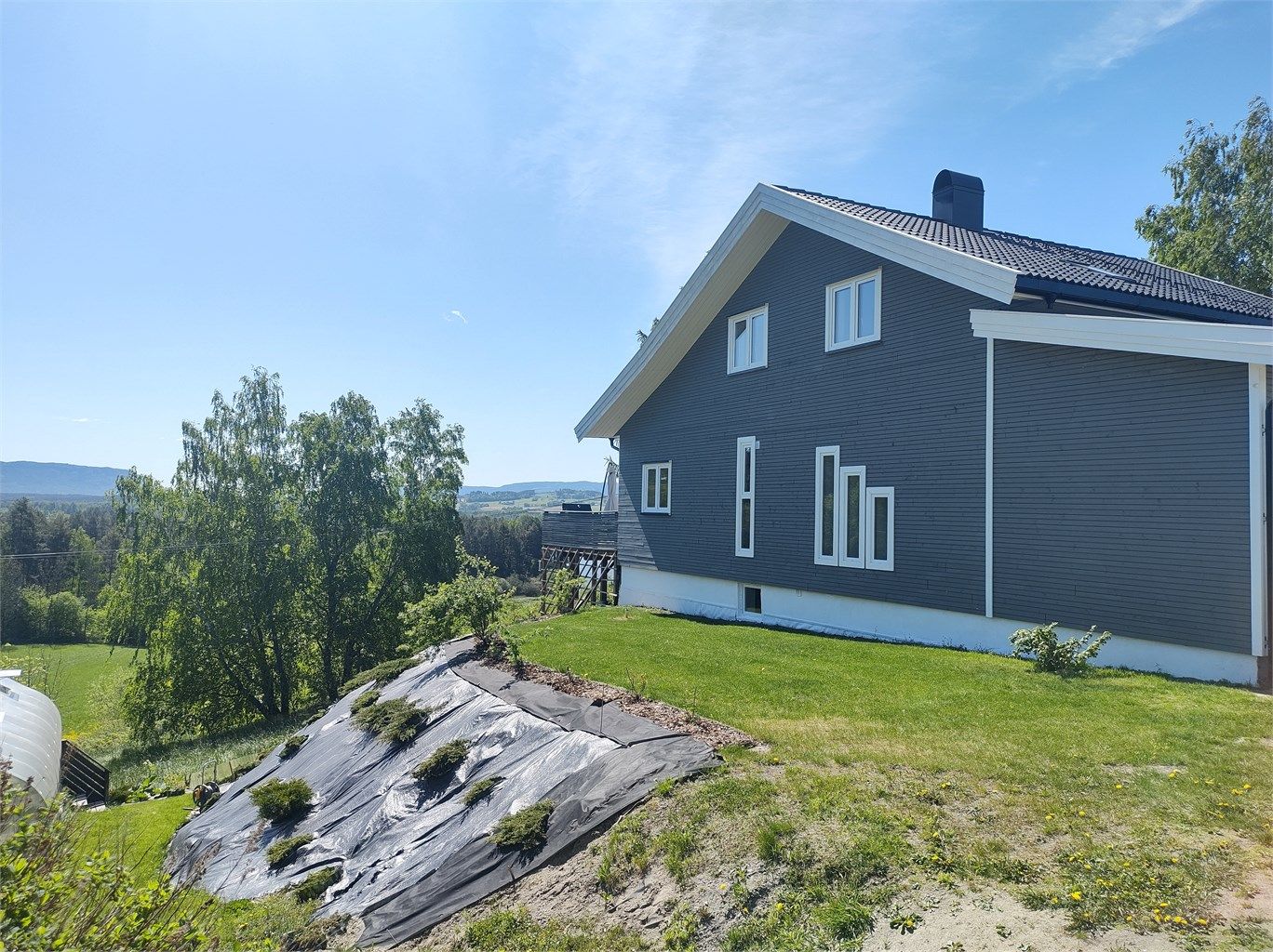 Eiendommen ligger i idylliske og landlige omgivelser. 