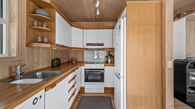 Kjøkkenet er svært velholdt og pent brukt - Kjøkkenet har en praktisk utforming og er godt utnyttet med rikelig skap- og benkeplass.