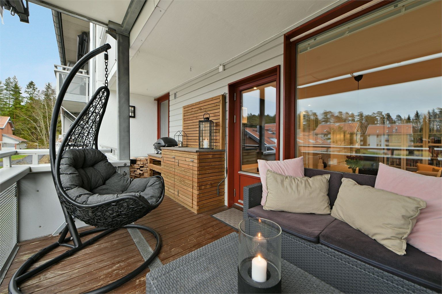 Balkong - adkomst til overbygget balkong på ca. 11 kvm fra stue - markise - plassmontert utekjøkken