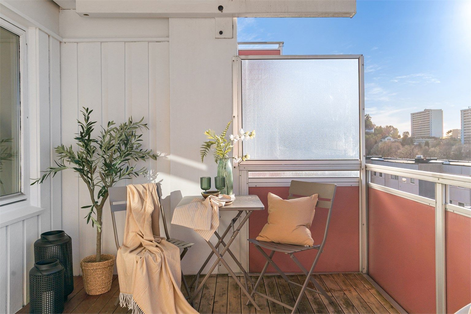 - Plass til flere soner med utemøblement -