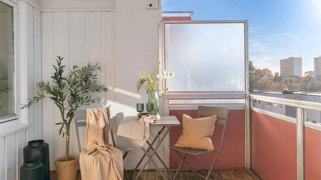 - Plass til flere soner med utemøblement -