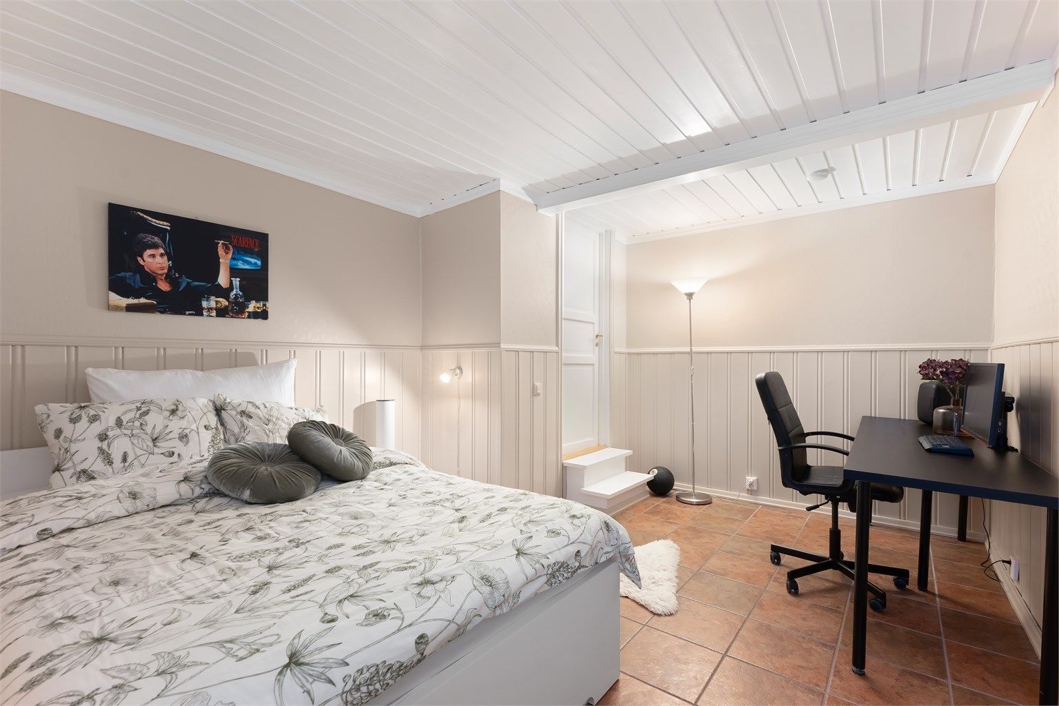 Her er det også plass til en liten arbeidsplass eller kontorløsning.