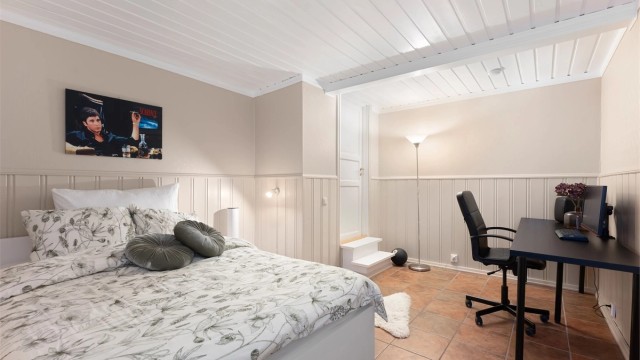 Her er det også plass til en liten arbeidsplass eller kontorløsning.