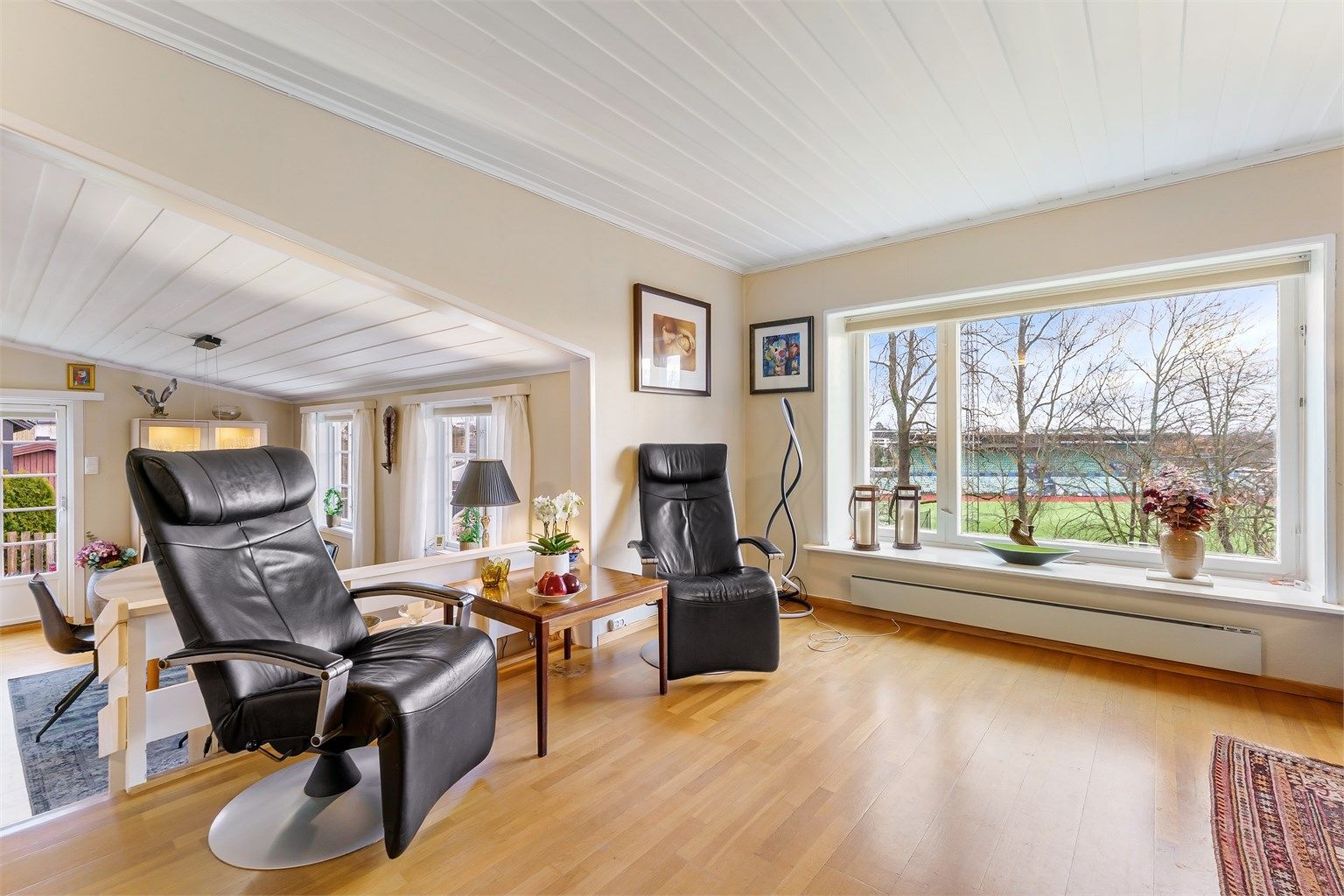 Det brede vinduet i stuen gir utsyn over nærområdet.