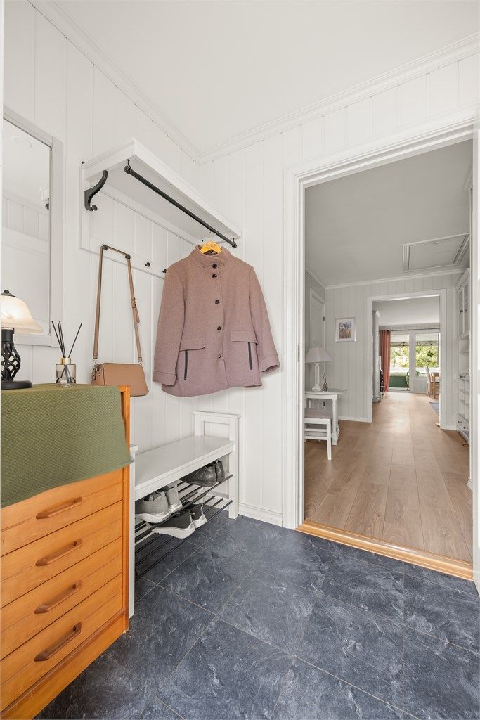 Entréen har plass til oppbevaring av yttertøy og sko. Sikringsskapet er utstyrt med automatsikringer.