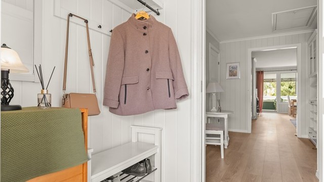 Entréen har plass til oppbevaring av yttertøy og sko. Sikringsskapet er utstyrt med automatsikringer.