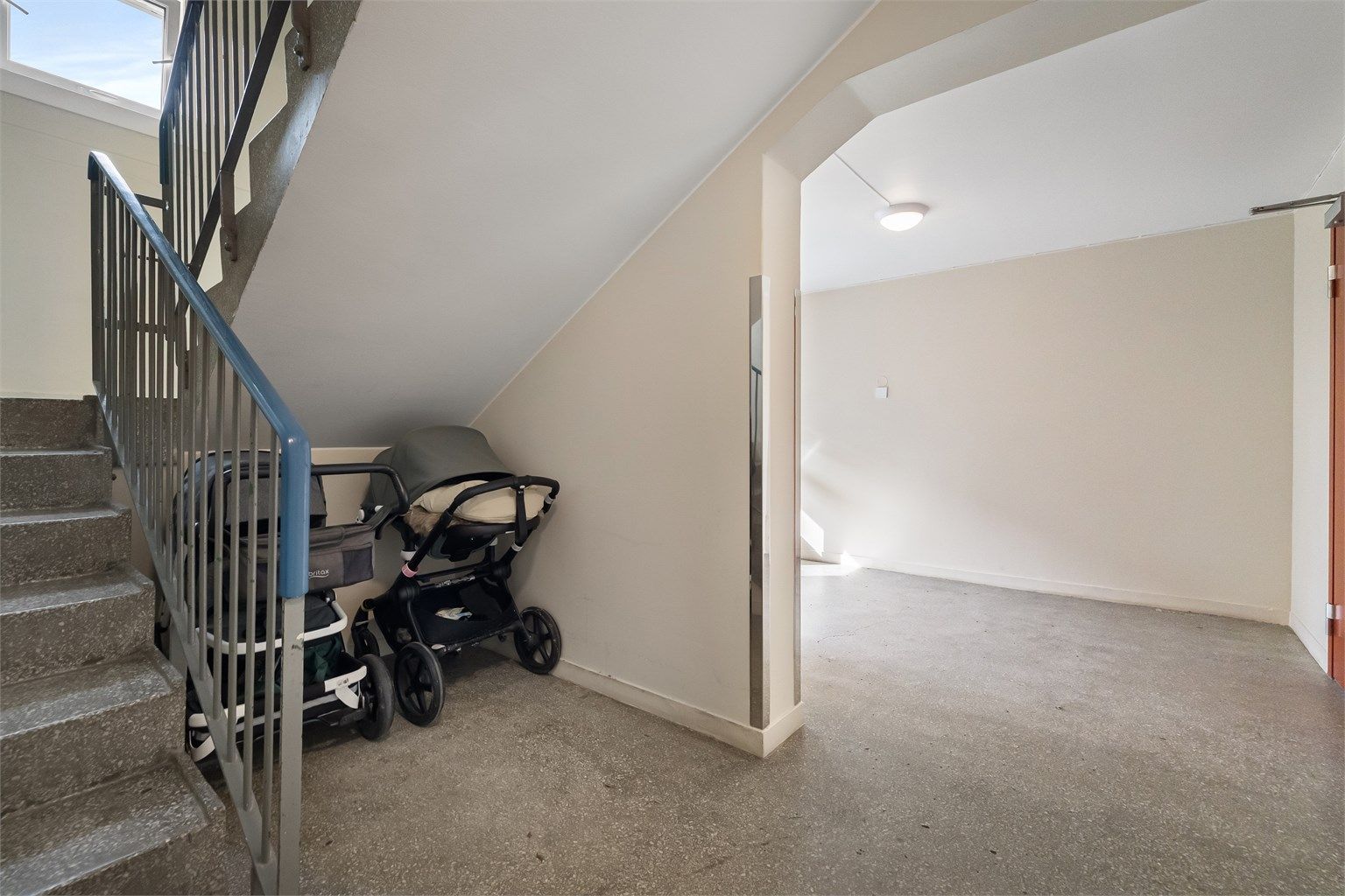 I oppgangen er det god plass til barnevogn, i tillegg disponerer boligen to boder på hhv. 3,46 kvm og 12,5 kvm gulvareal 