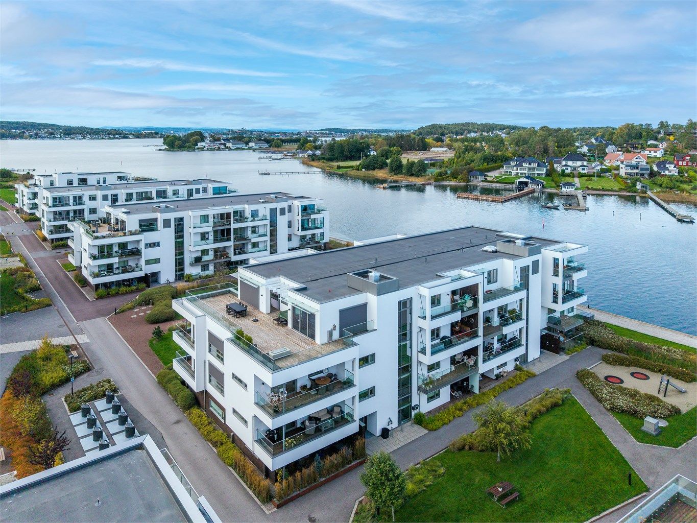 Sameiet Husøy Havn B består av 42 boligseksjoner fordelt på moderne bygg.