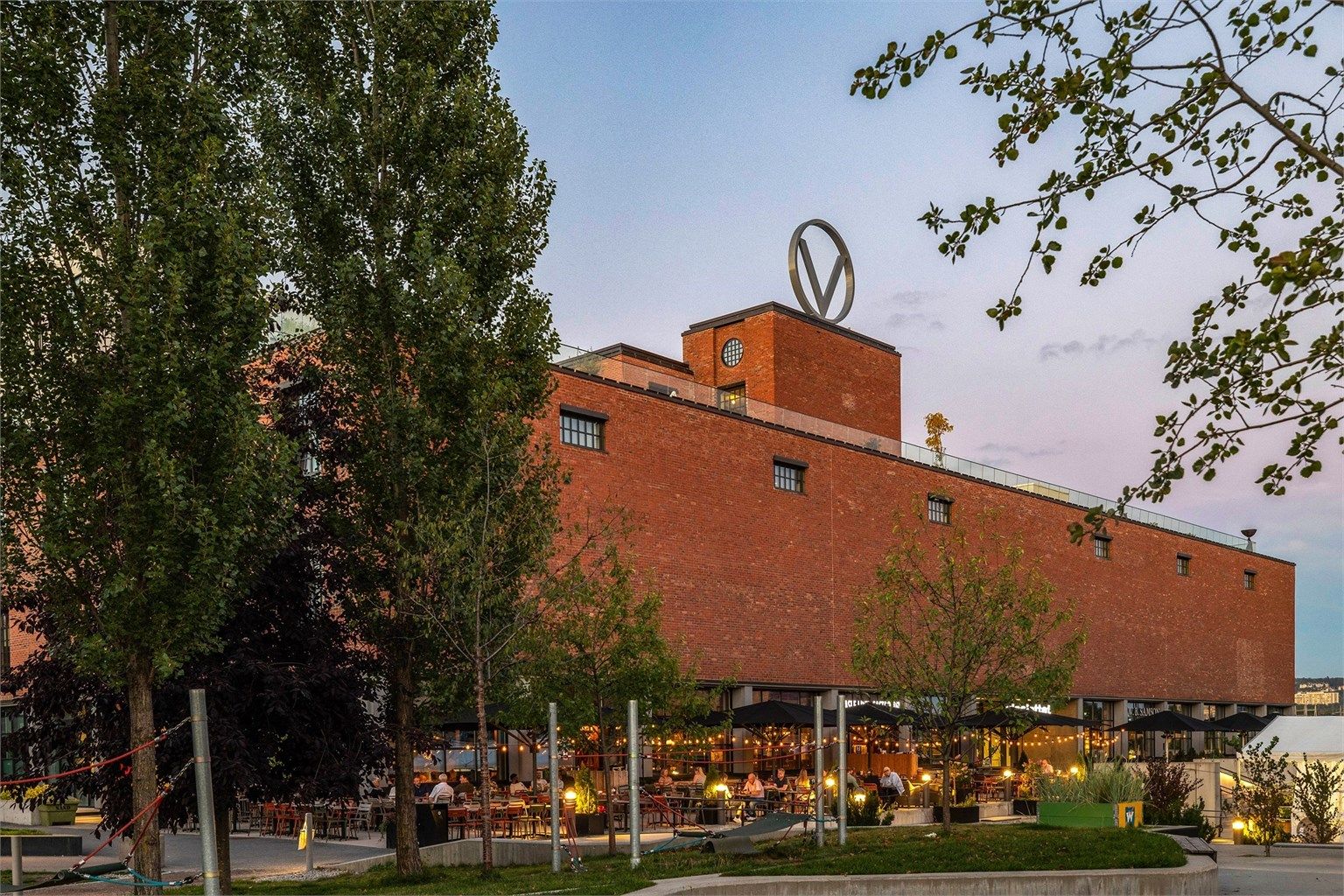 Alt av butikker og servicetilbud rett i nærheten. På Vinslottet som byr på alt fra gastropub, møbelbutikker til frisør