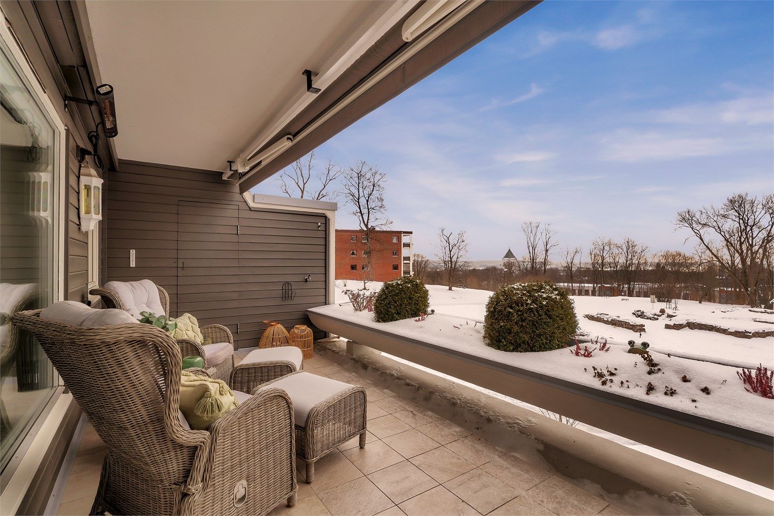 Solrik terrasse på ca. 14 kvm med plass til utemøblement og grill.