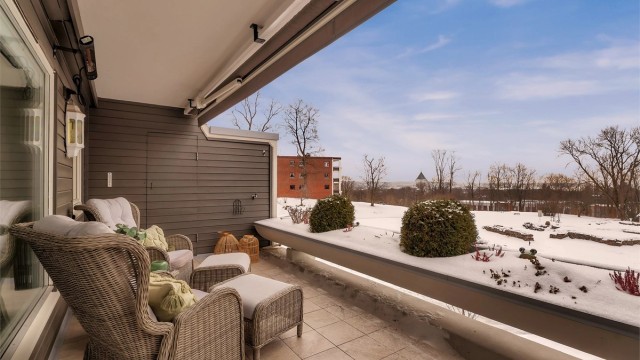 Solrik terrasse på ca. 14 kvm med plass til utemøblement og grill.