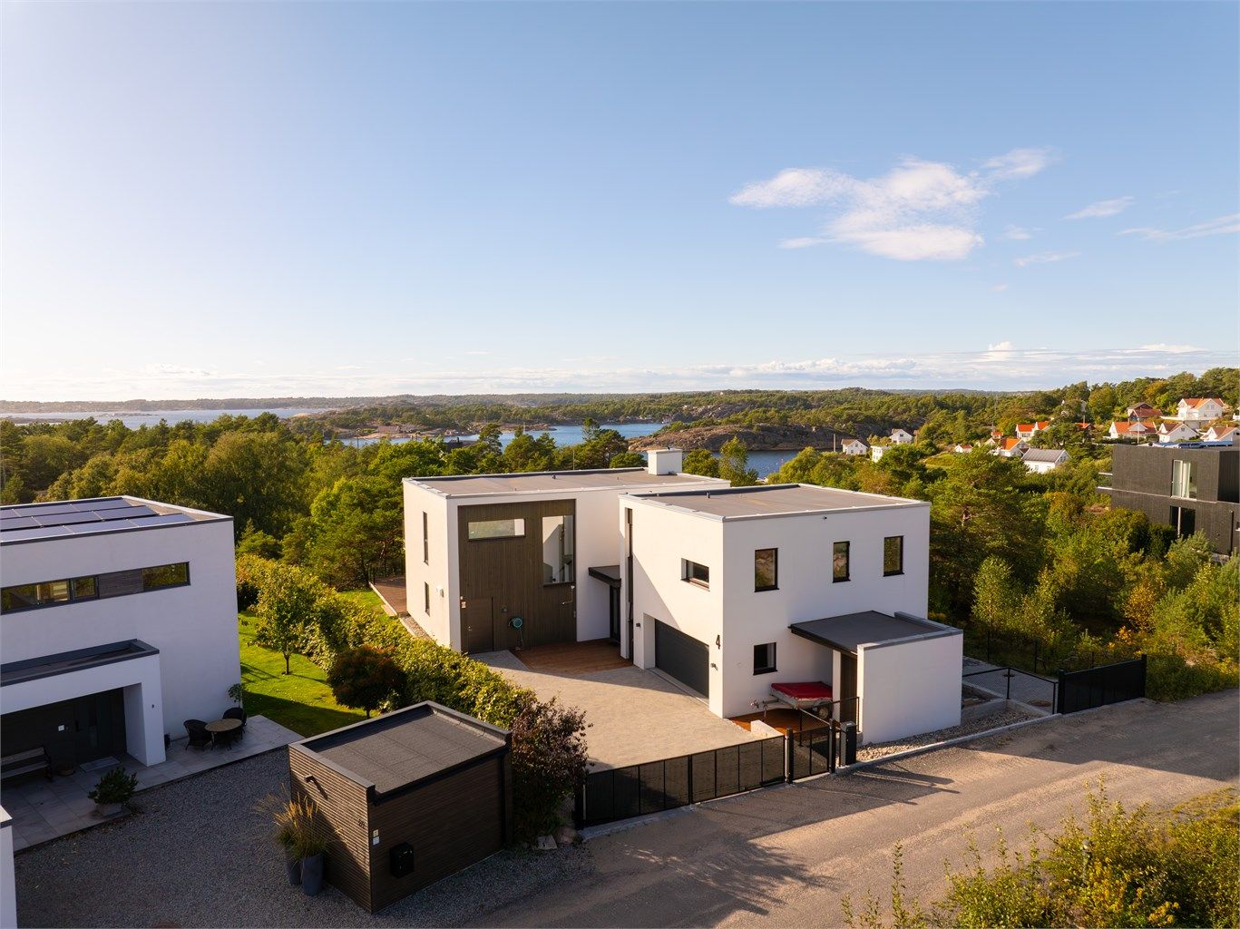 I den solfylte høyden over Bølingshavn vest på Kirkeøy ligger denne moderne eneboligen, oppført i 2020. Boligen er betydelig påkostet i senere år.