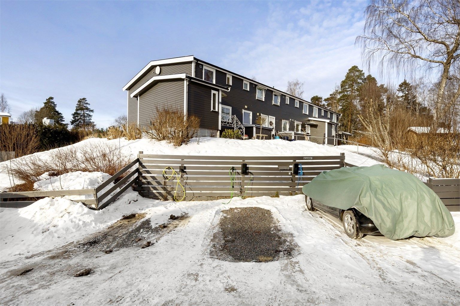 Selger opplyser at hun har en fast p-plass med elbil lader