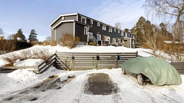 Selger opplyser at hun har en fast p-plass med elbil lader