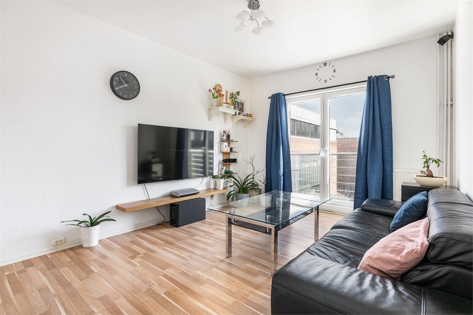 Stuen kan åpnes mot fransk balkong. I senere år er det lagt nytt gulv i flere rom, stuen inkludert. Fotograf; Børge Oppegård.