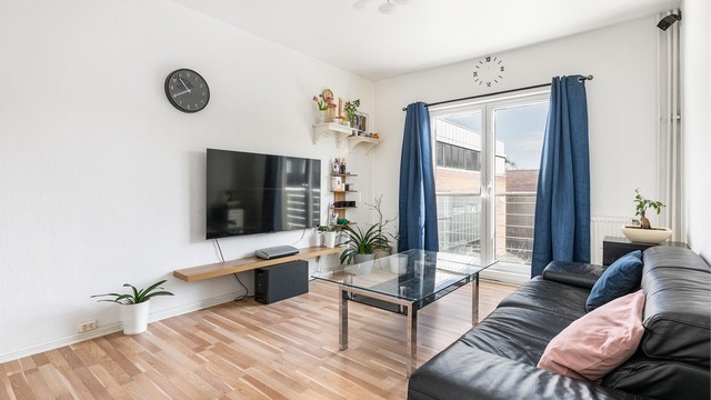 Stuen kan åpnes mot fransk balkong. I senere år er det lagt nytt gulv i flere rom, stuen inkludert. Fotograf; Børge Oppegård.