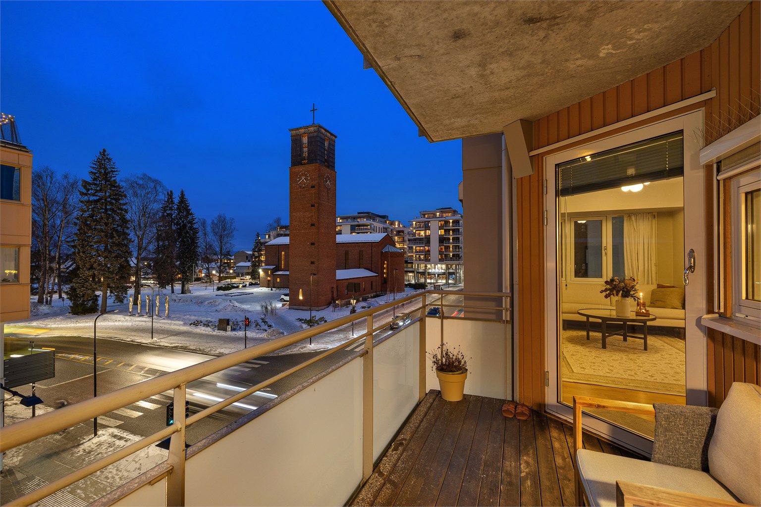 Herfra har du en åpen utsikt mot Lillestrøm kirke og den tilhørende parken.