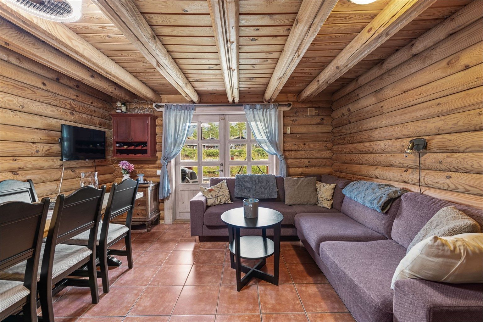 Utgang til overbygget og nydelig terrasse fra stuen