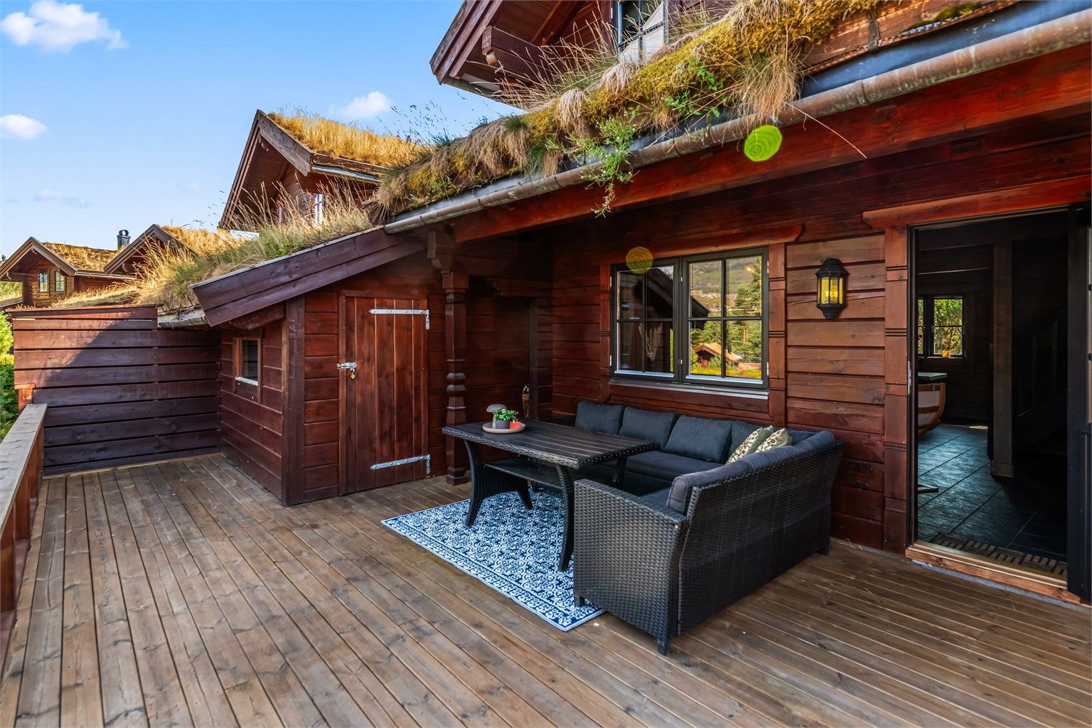 Den utvendige boden på 6 m² gir god lagringsplass.