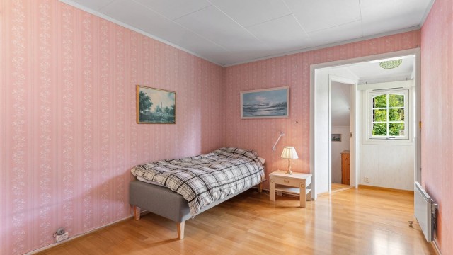 Dette soverommet har direkte utgang til plattingen og hagen.