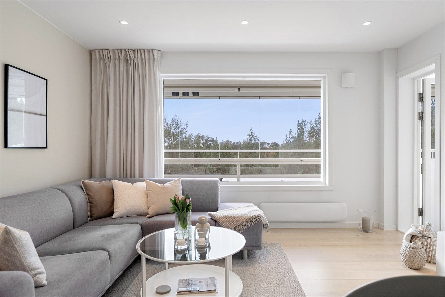 - Fra stuen er det også tilkomst til boligens innglassede balkong -