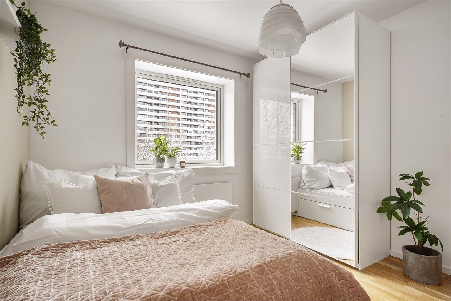 Begge soverom er av svært god størrelse.