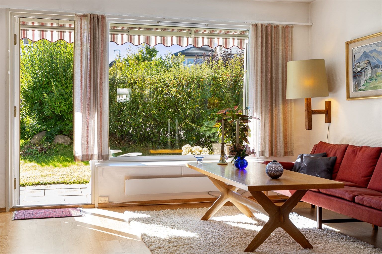 Fra stuen er det direkte adkomst til en terrasse på 14m² og videre til grønne fellesarealer