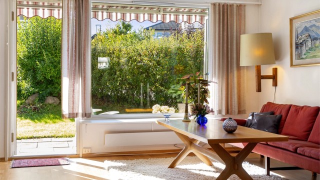 Fra stuen er det direkte adkomst til en terrasse på 14m² og videre til grønne fellesarealer