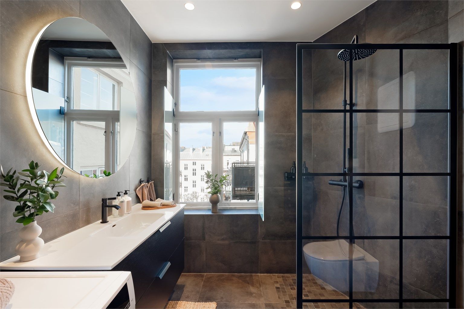 Bilde av bad hvor vindusskjerming er fjernet. Leiligheten ligger høyt og fritt i 4.etg og det er et stort pluss at badet har luftemulighet via vindu.